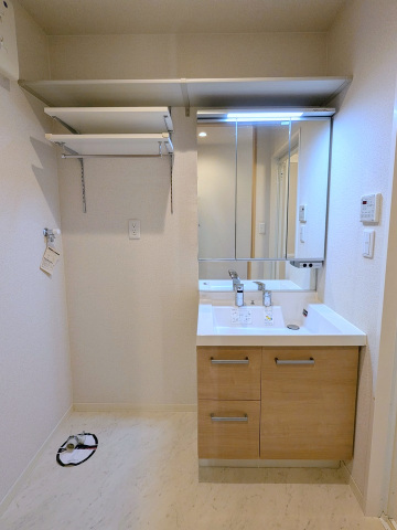 洗面設備　シャンドレ付き洗面化粧台