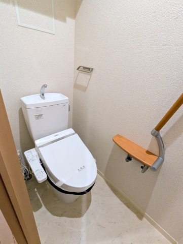 トイレ　温水洗浄便座付き