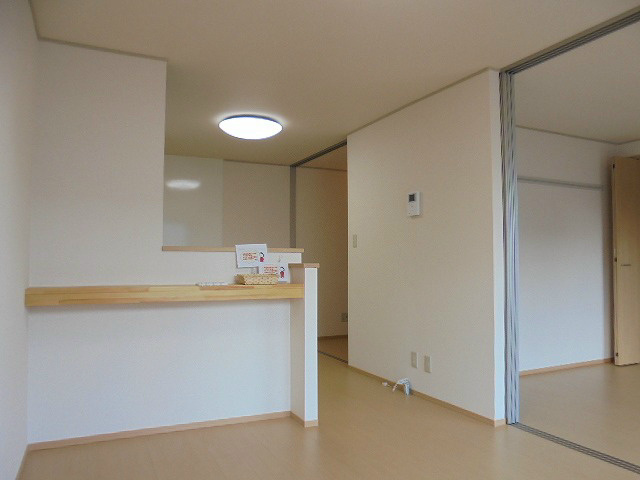 居室・リビング　写真は203号室です。（参考）