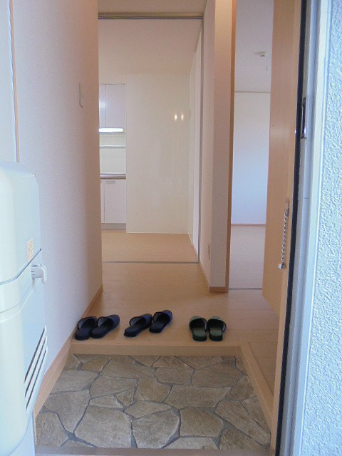 玄関　写真は203号室です。（参考）