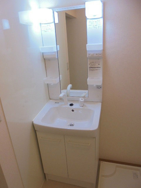 洗面設備　写真は203号室です。（参考）