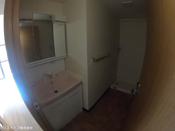 洗面設備　写真は同タイプの別のお部屋のものです。