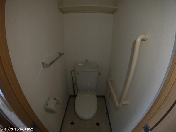 トイレ　写真は同タイプの別のお部屋のものです。
