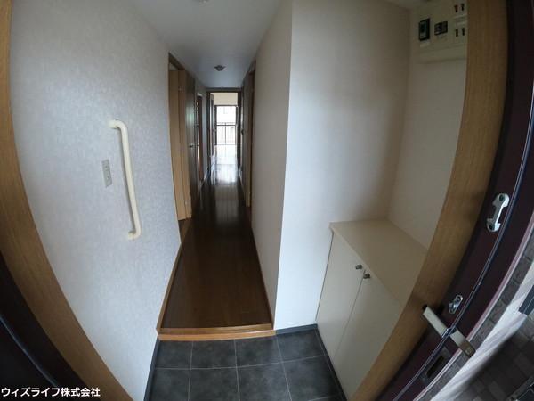 玄関　写真は同タイプの別のお部屋のものです。