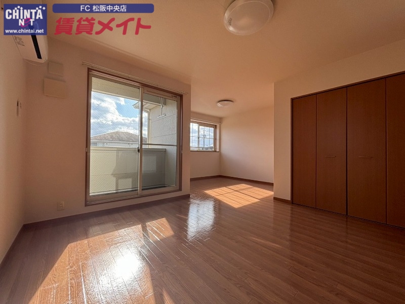 居室・リビング　同物件別室反転タイプ画像