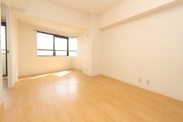 居室・リビング　参考写真（同物件別部屋）