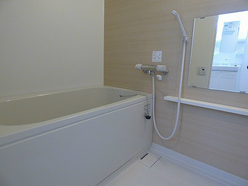 バス・シャワールーム　鏡付バスルーム