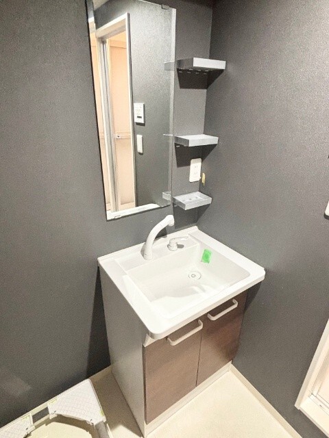 洗面設備　※別号室の写真となります。