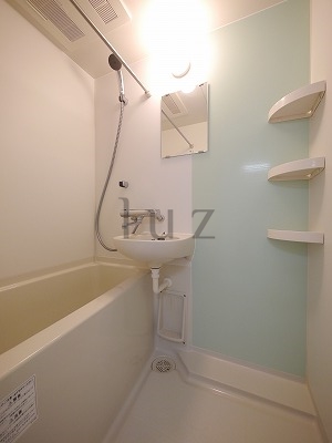 バス・シャワールーム　浴室乾燥機能付バスルーム！