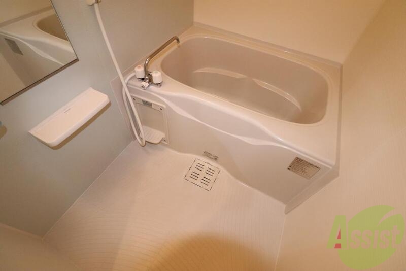 バス・シャワールーム　真っ白なお風呂