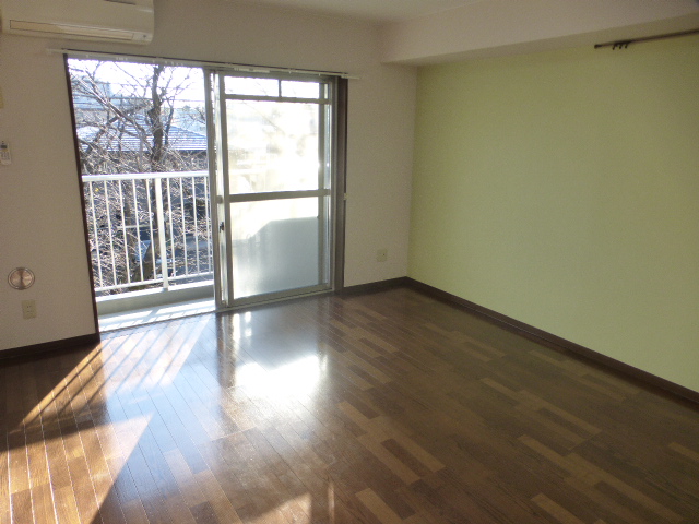 居室・リビング　ワイド設計、リビング12帖　明るい室内