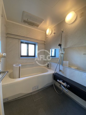 バス・シャワールーム　リーガル江戸堀ウエストパーク　お風呂に窓がついてます