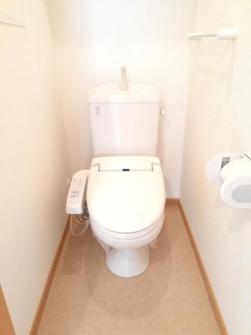 トイレ　落ち着いた色調のトイレです