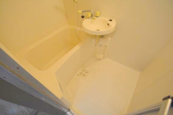 バス・シャワールーム　広めのお風呂は一日の疲れを癒してくれます。