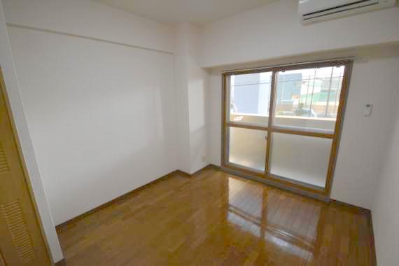 居室・リビング　白を基調とした内装でおしゃれで、落ち着ける空間です。