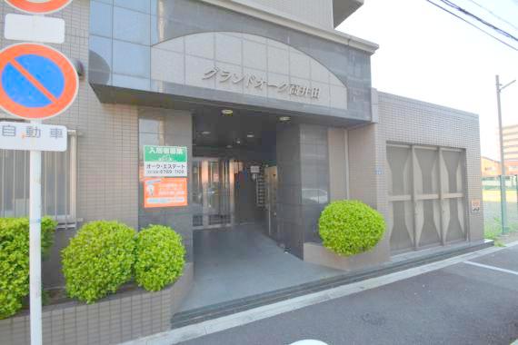 エントランス　オシャレなエントランスは安心のオートロック付きです。