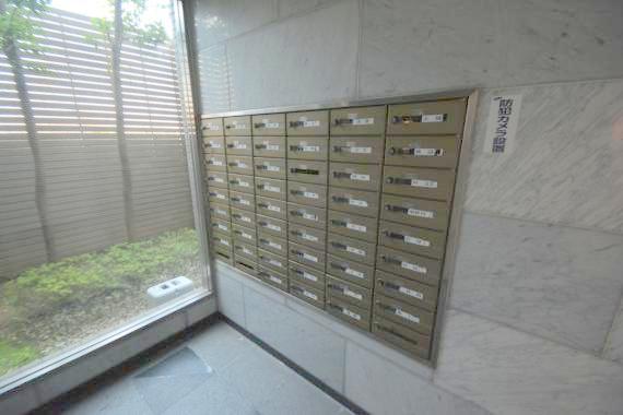 ロビー　ロビーにある各部屋毎のメールボックス。