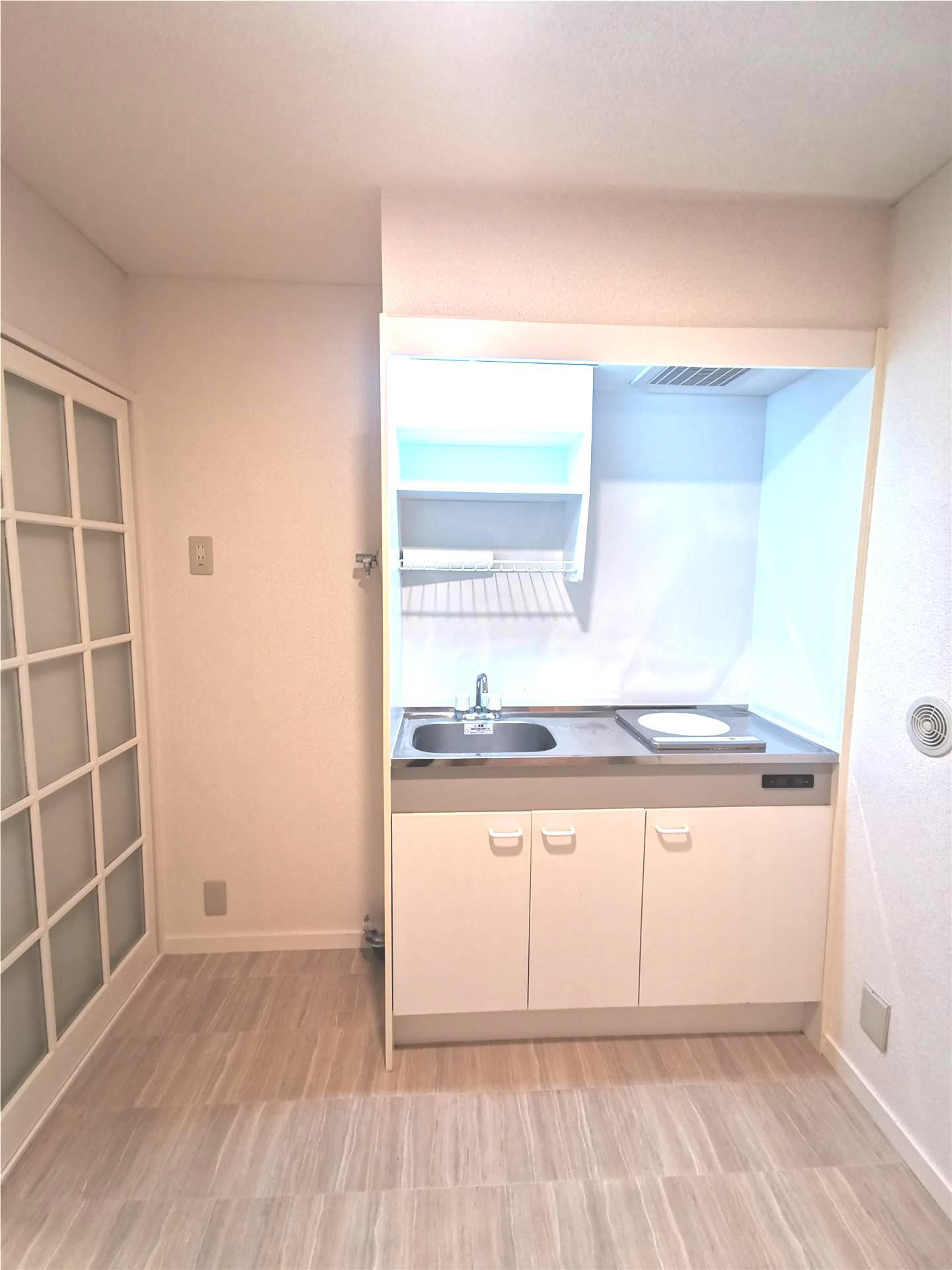 バス・シャワールーム　キッチンの横に洗濯機置き場（冷蔵庫置き場としても使えます）