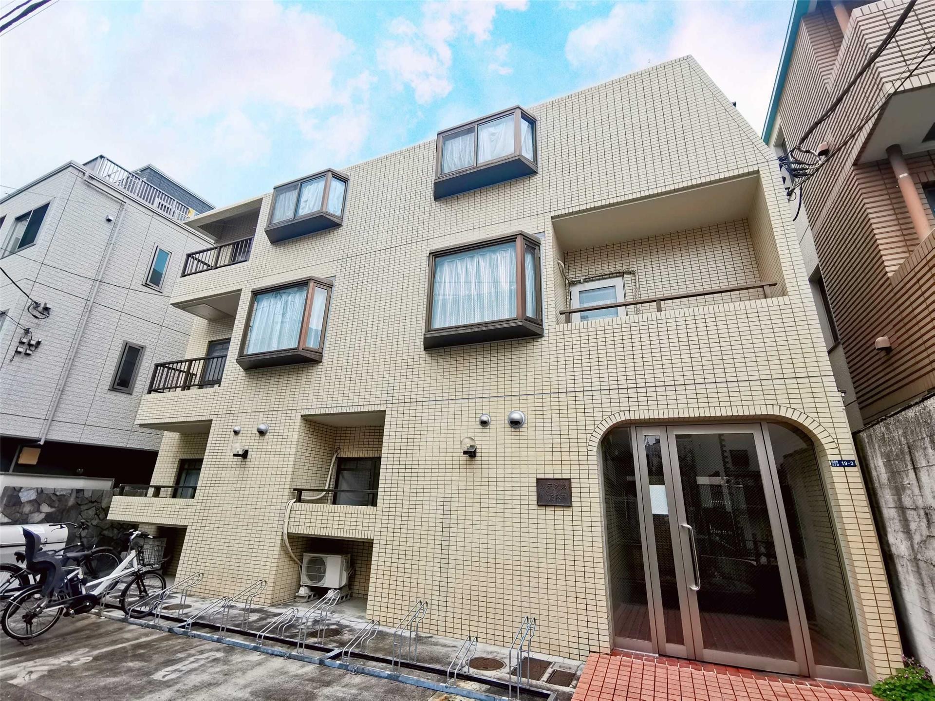 建物外観　六本木ヒルズまですぐ　駐輪場もあります