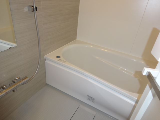 エントランス　アクセントパネル付きバスルーム