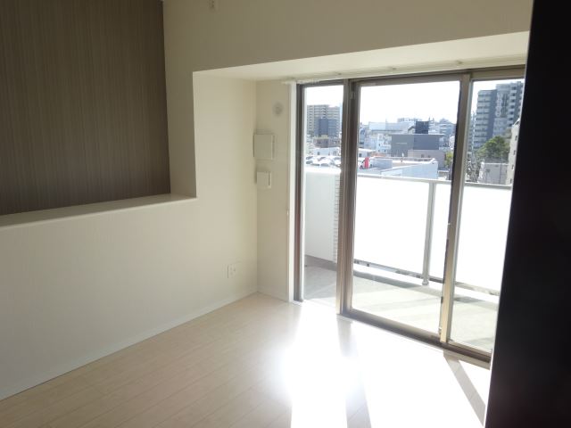 トイレ　アクセントクロスがお洒落な居室