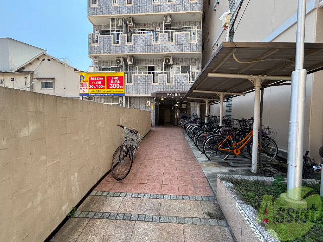 エントランス　駐輪場のあるエントランスです。