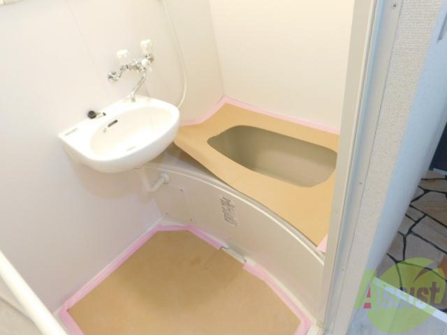 バス・シャワールーム　浴室真っ白きれいです