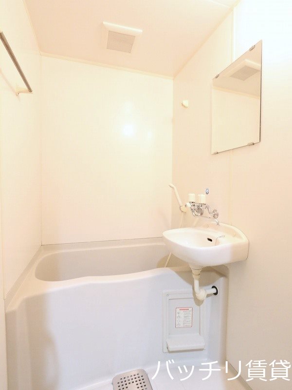 バス・シャワールーム　画像は同型タイプの為、現状を優先致します。