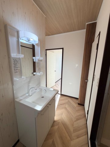 洗面設備　新しい洗面台、洗濯機置き場室内あり。