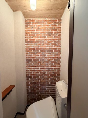 トイレ　新しいウォッシュレットつきトイレ、ペーパーホルダーもオシャレ