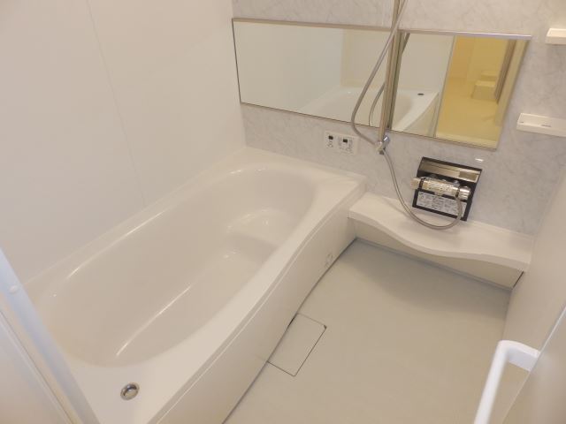 バス・シャワールーム　大きなお風呂でゆったりくつろげます。