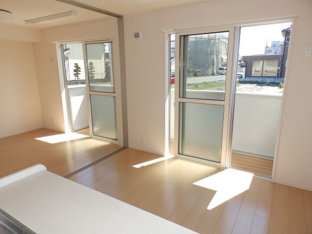 居室・リビング　キッチンから見渡せるリビングです。