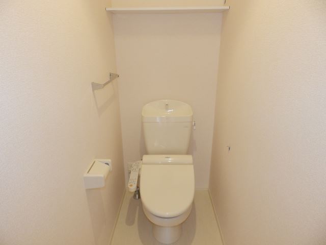 トイレ　棚付きです。ウォシュレットも設備でついてます。