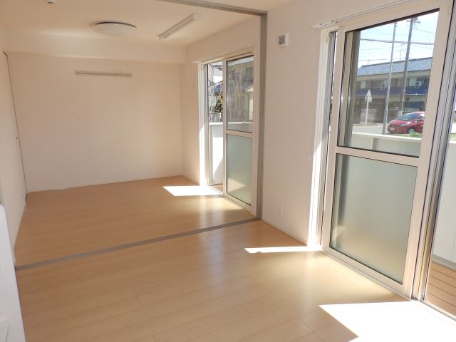 居室・リビング　日当たりが良くお部屋も明るいです。