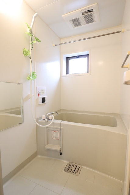 バス・シャワールーム　浴室乾燥付きで雨の日の洗濯物も安心です