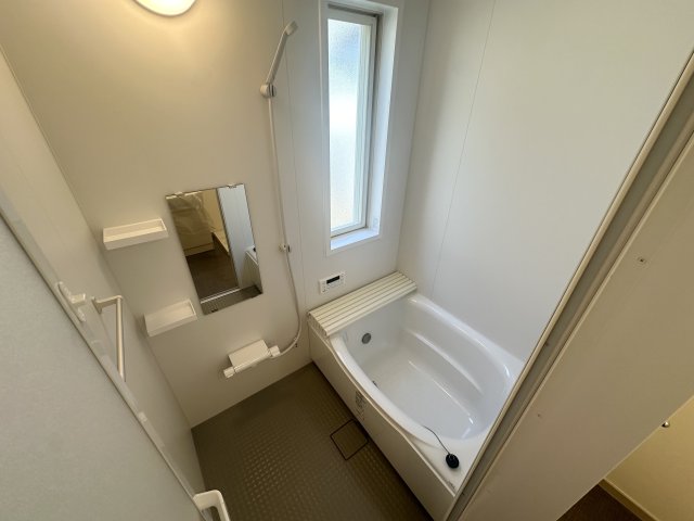 バス・シャワールーム　窓付きで明るい浴室です♪