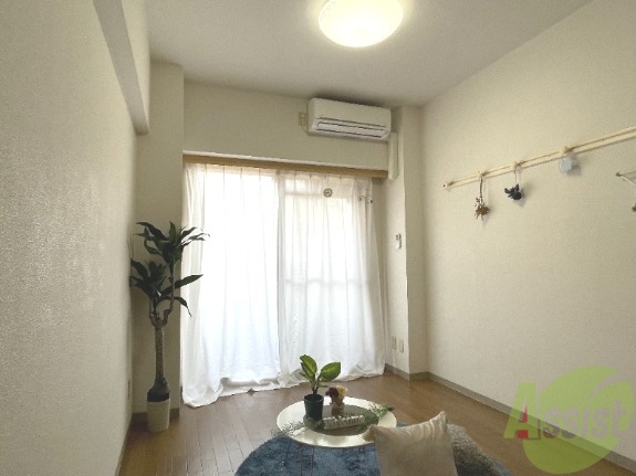 居室・リビング　※モデルルームとなっており、家具が配置されております。