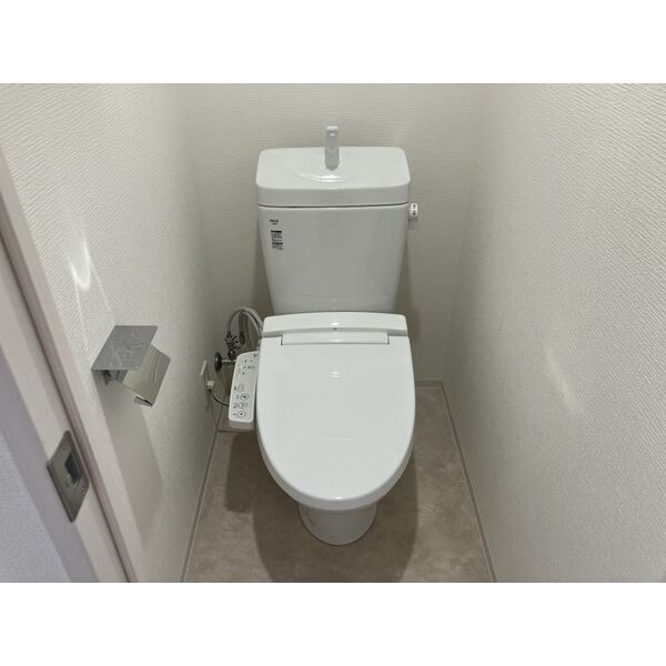 トイレ　※写真は同じマンションの違う部屋のものになります。