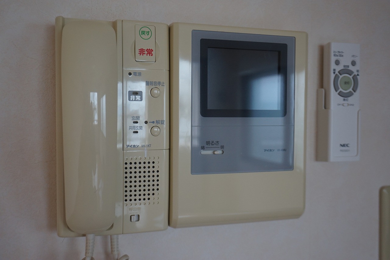 セキュリティ　インターホンは映像付きなので誰が来たかすぐ確認できて安心♪