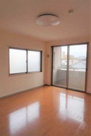 居室・リビング　洋室は10.5帖！角部屋なので窓が二つあります！