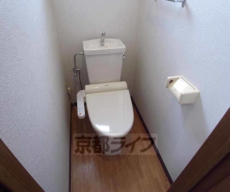 トイレ　窓付き明るいトイレ