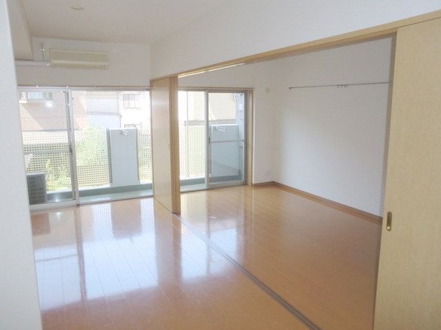 居室・リビング　★洋室と繋げて開放的なリビングルームです★