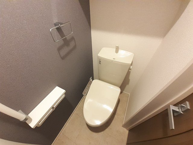 トイレ　落ち着いた色調のトイレです