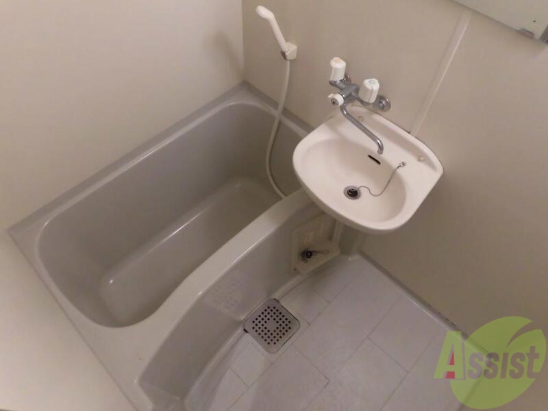 バス・シャワールーム　大きめの浴槽で一日の疲れを癒やしてください。