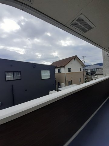 バルコニー　暖かな日差しのふりそそぐバルコニー