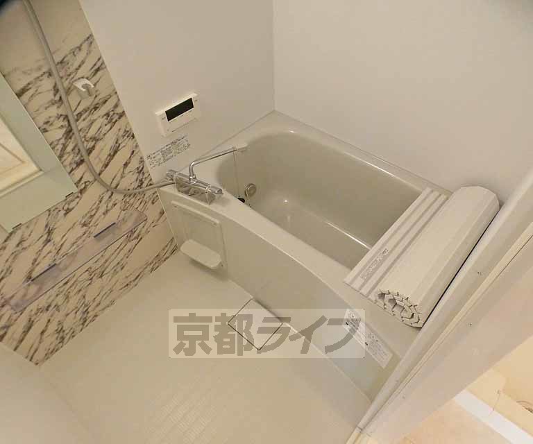 バス・シャワールーム　清潔感のあるお風呂です