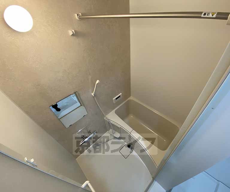 バス・シャワールーム　鏡のついた便利なお風呂