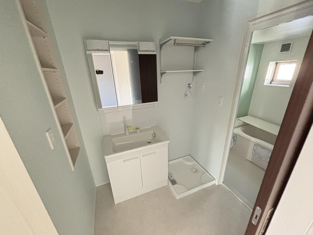 洗面設備　広くて収納たっぷりな洗面室です♪