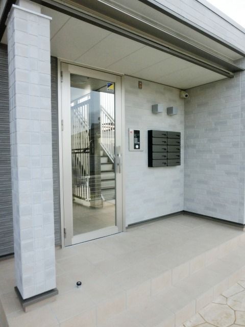 エントランス　建物内へのアプローチ