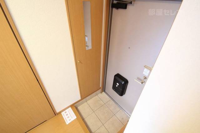玄関　鏡付きの下駄箱がある玄関。他号室の写真です。